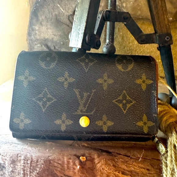 Louis Vuitton Monogram Porte Monnaie
Billets Tresor Bifold Wallet - Picture 1 of 15